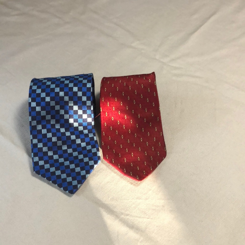 2 nice ties😎 very nice material on both.